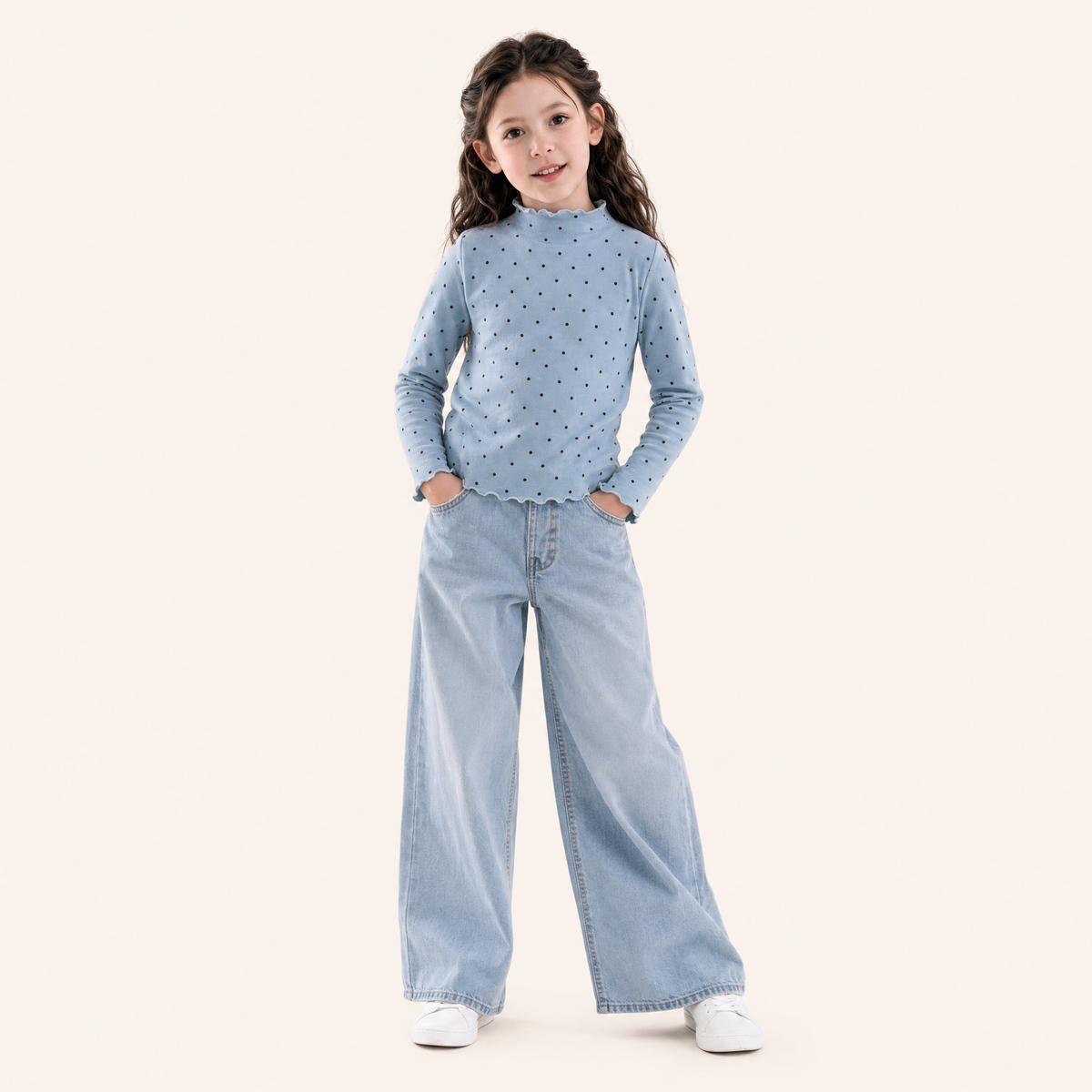 Meisjes longsleeve stippenprint mistblauw - model voorkant