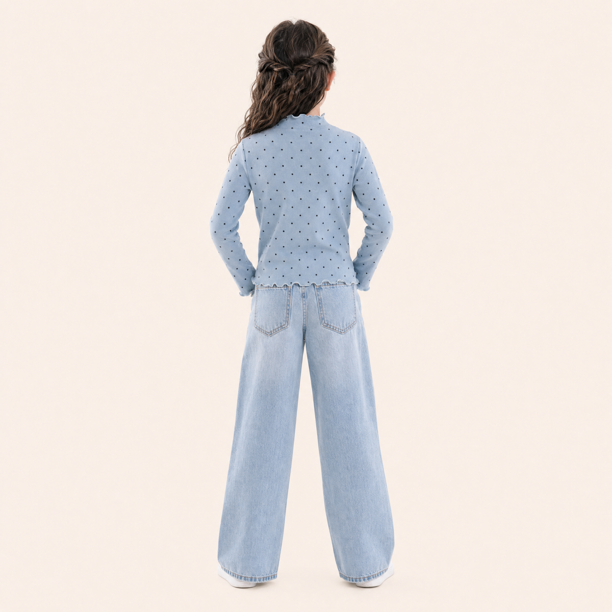 Meisjes longsleeve stippenprint mistblauw - model achterkant